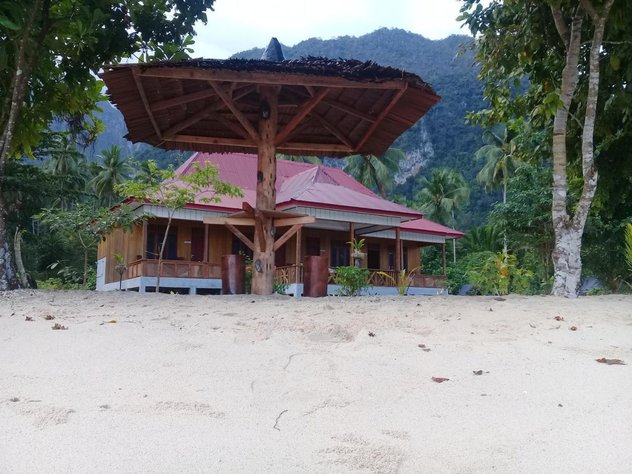 Nusa Nalan Beach Resort Rumah Olat Bagian luar foto