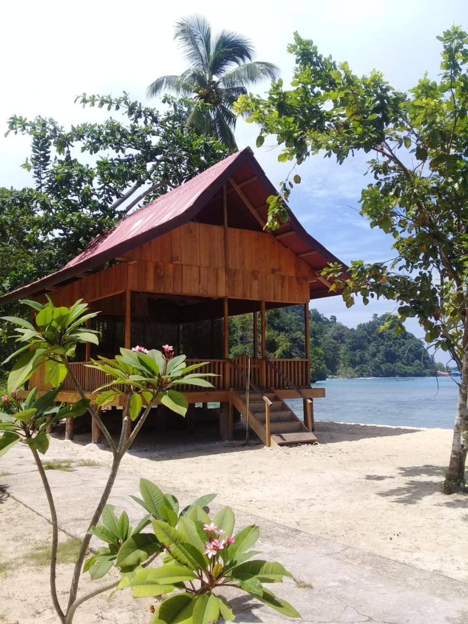 Nusa Nalan Beach Resort Rumah Olat Bagian luar foto