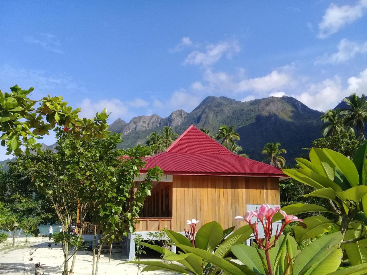 Nusa Nalan Beach Resort Rumah Olat Bagian luar foto